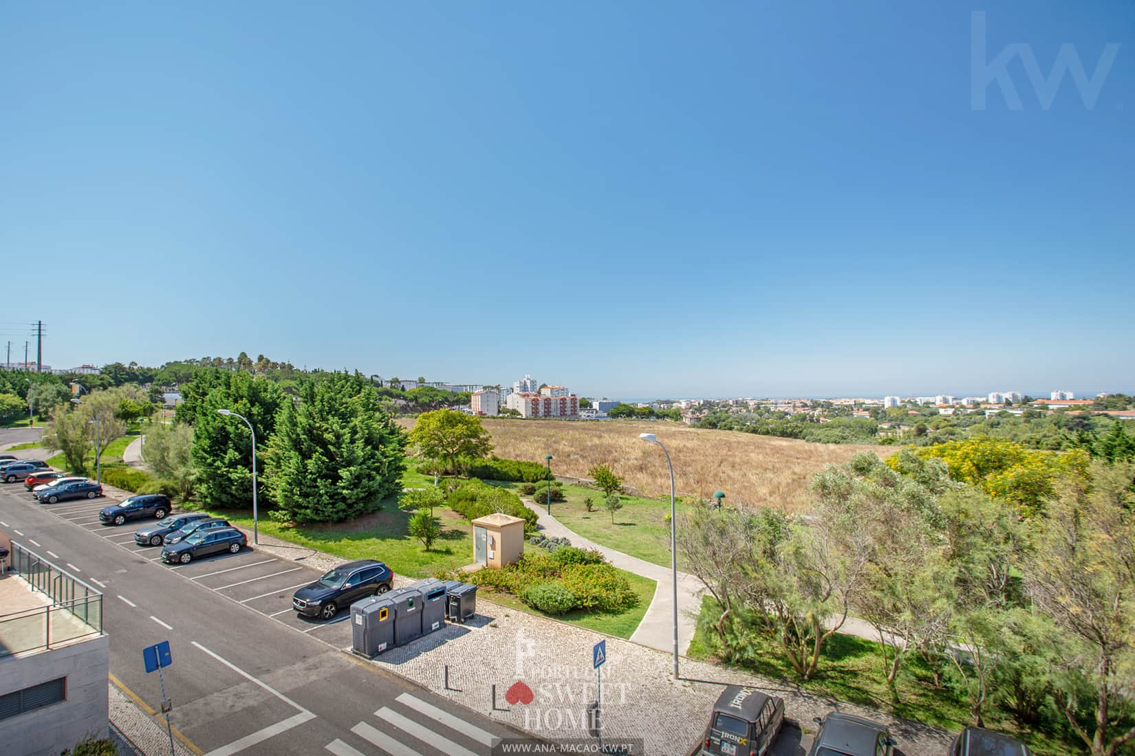 Varanda (7,15 m²) com vista desafogada para o mar e a Estação Agronómica de Oeiras