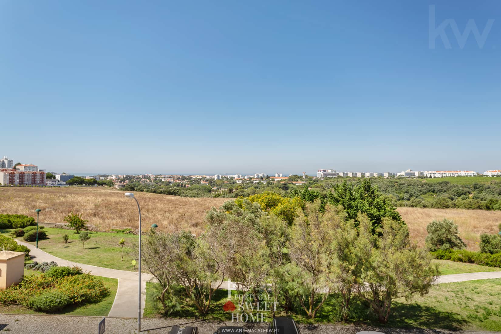 Varanda (7,15 m²) com vista desafogada para o mar e a Estação Agronómica de Oeiras