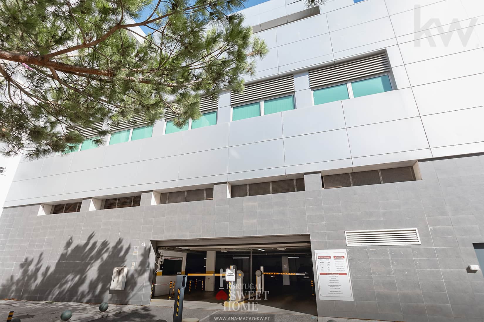 Fachada exterior do edificio onde estão localizados os 4 pisos da garagem