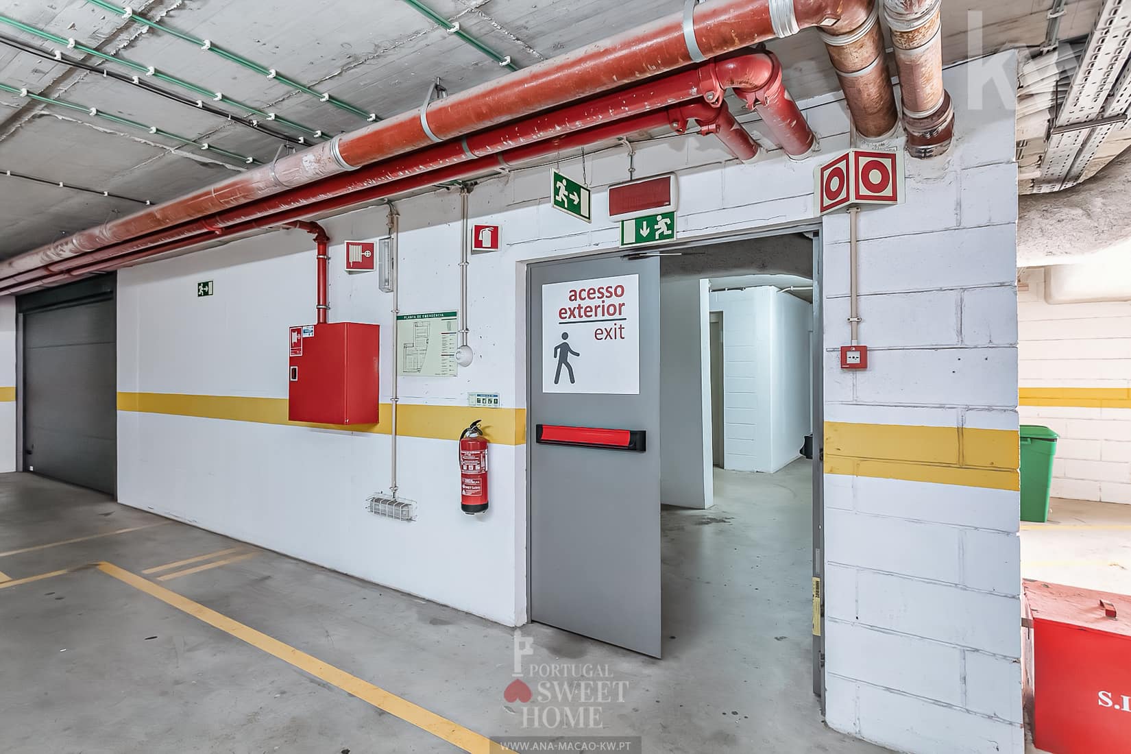 Escadas de acesso pedonal aos 4 pisos