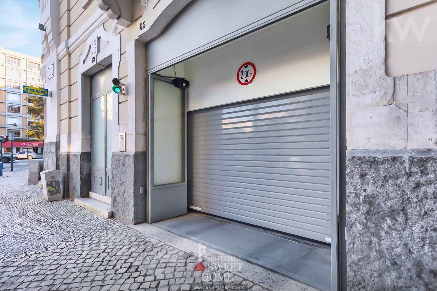 Access to the garage via Elias Garcia Avenue