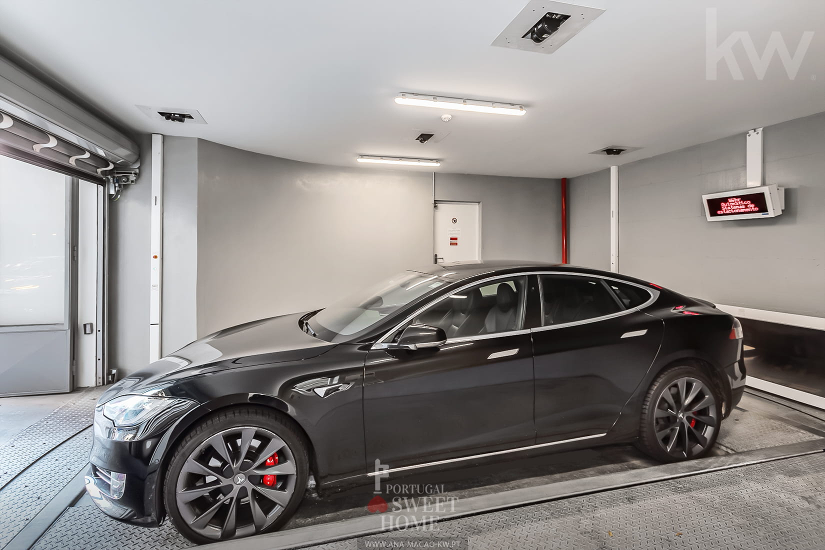 Robotic lifting platform that automatically makes the vehicle available.