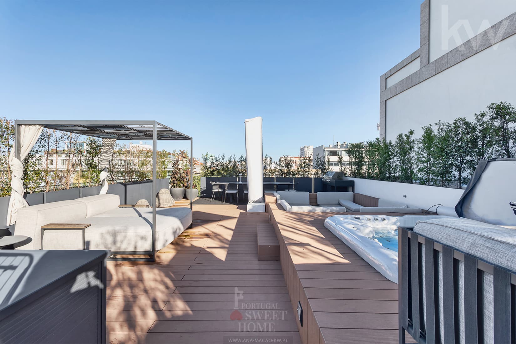 General view from the private rooftop.