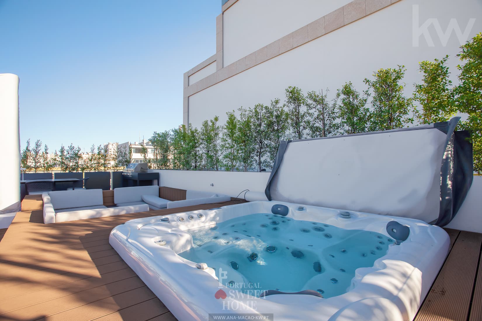 Heated Jacuzzi on the rooftop