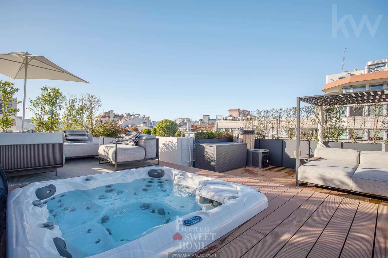 Heated Jacuzzi on the rooftop
