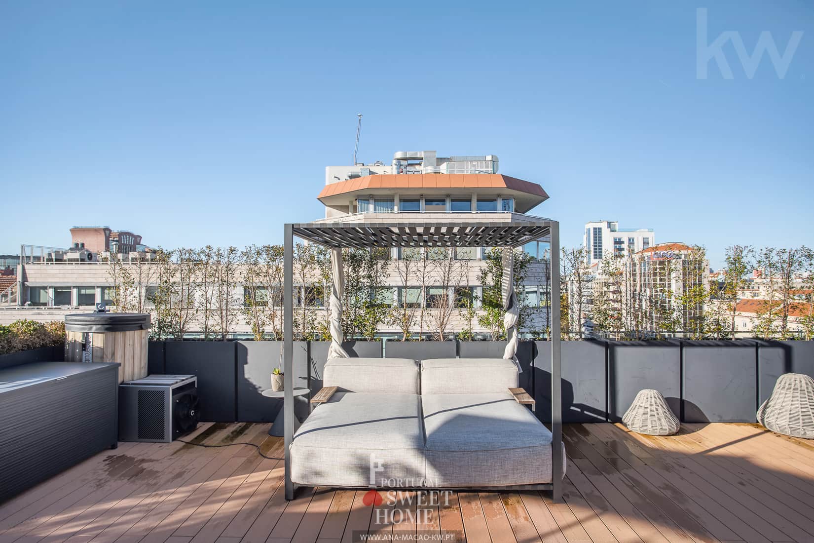 General view of the rooftop with daybed.