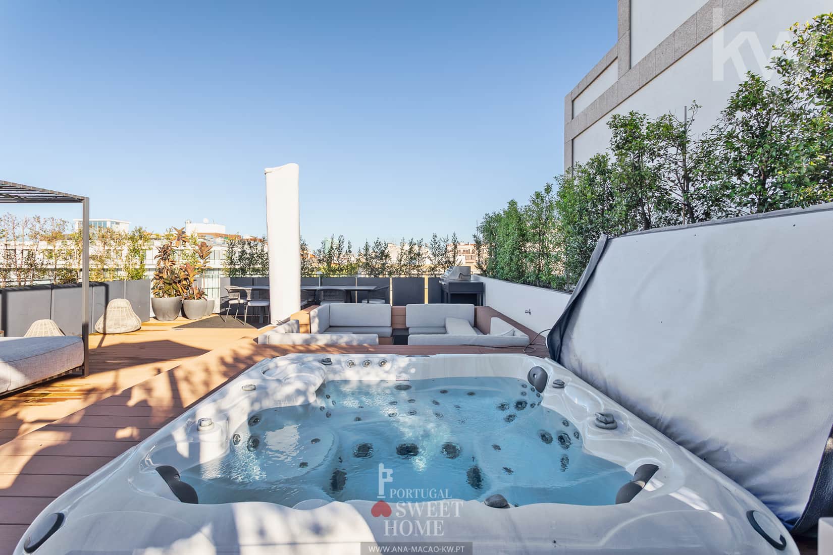 Heated Jacuzzi on the rooftop