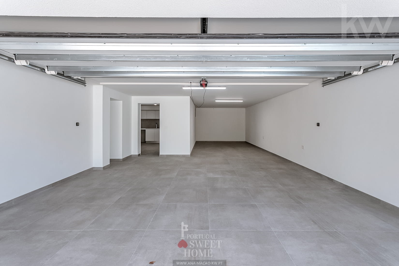 Garage de 48 m2 et espace pour 3 voitures ou 2 voitures plus espace de rangement