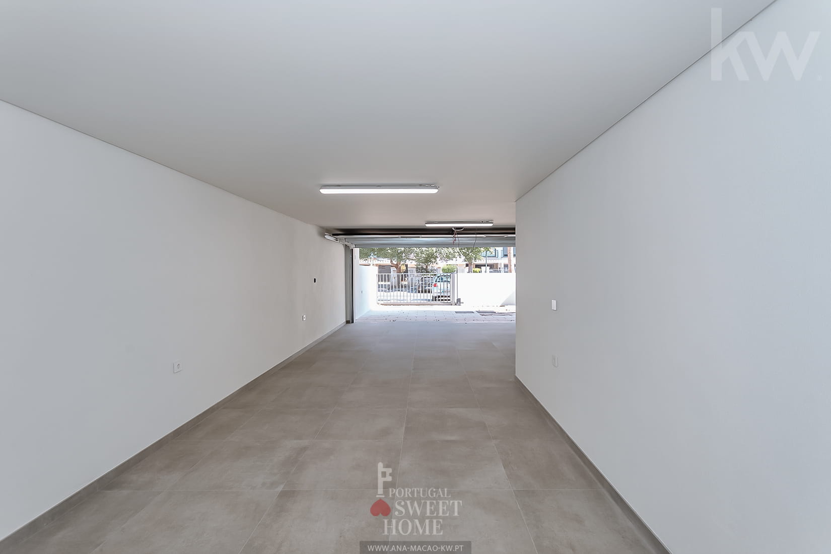 Garage de 48 m2 et espace pour 3 voitures ou 2 voitures plus espace de rangement