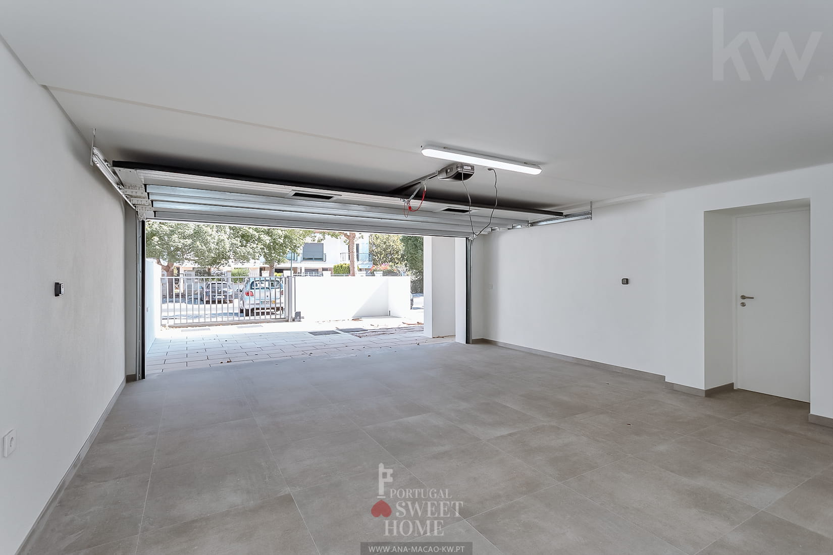 Garage de 48 m2 et espace pour 3 voitures ou 2 voitures plus espace de rangement