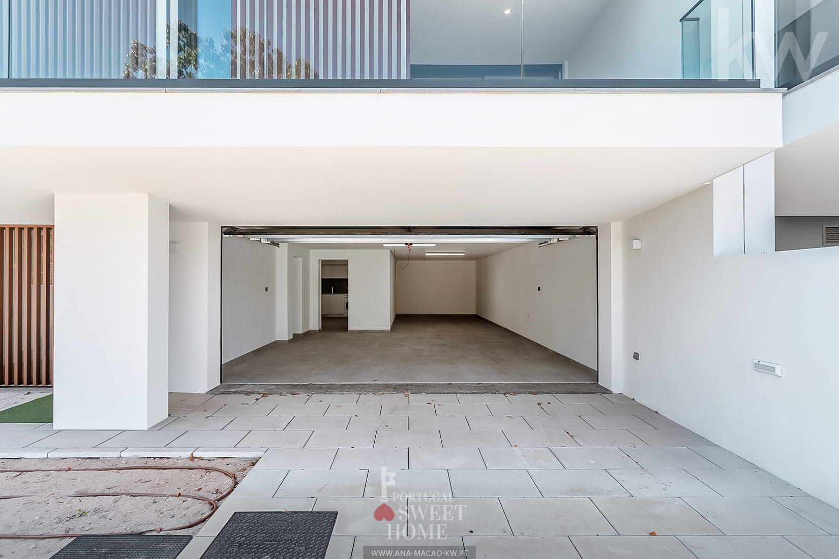 Garage de 48 m2 et espace pour 3 voitures ou 2 voitures plus espace de rangement