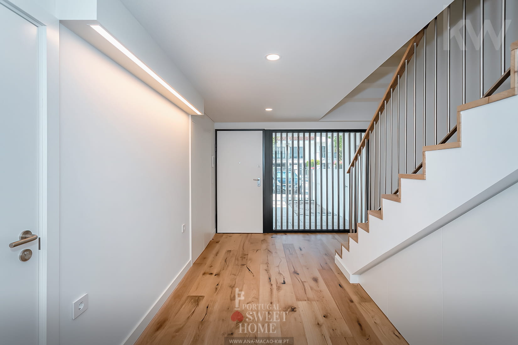 Hall d'entrée, accès au garage et escalier menant aux étages supérieurs