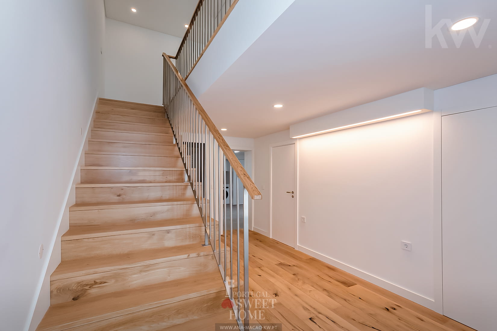 Hall d'entrée, accès au garage et escalier menant aux étages supérieurs