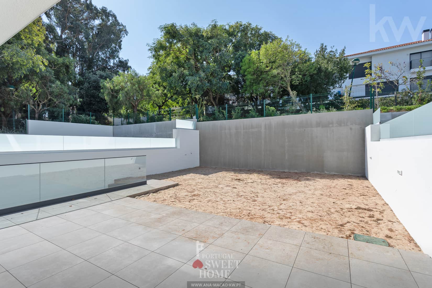 Jardin (70 m2) et terrasse (28 m2) à l'arrière