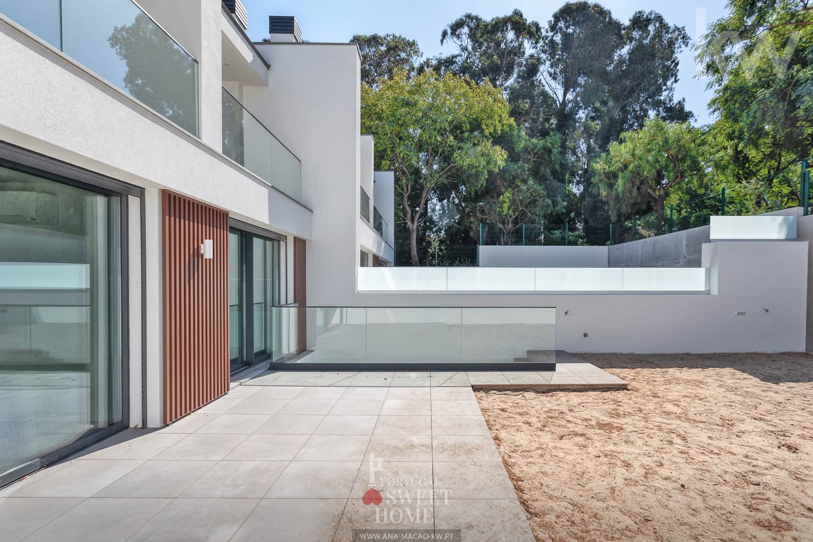 Jardin (70 m2) et terrasse (28 m2) à l'arrière