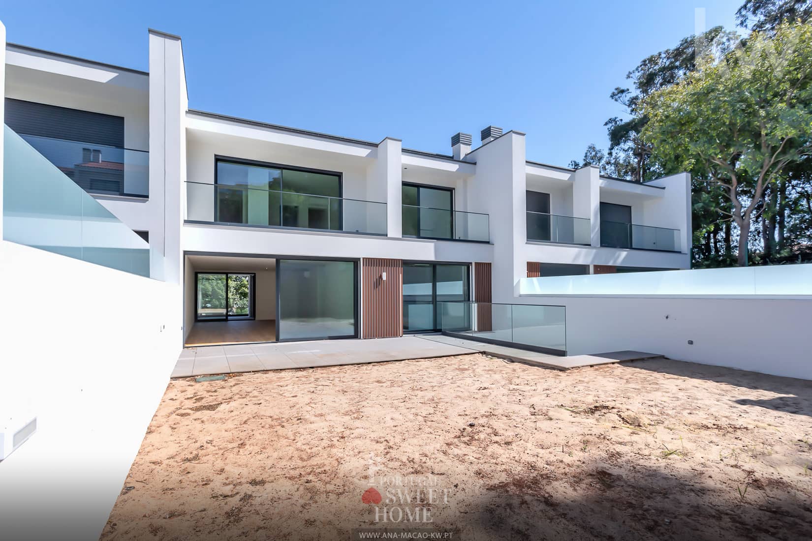 Jardin (70 m2) et terrasse (28 m2) à l'arrière