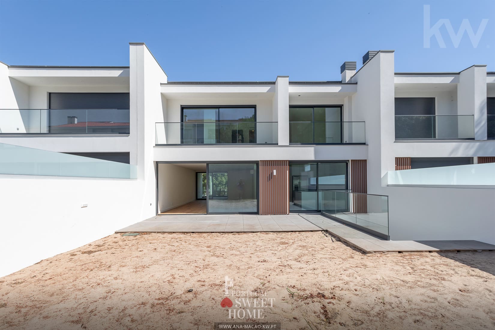 Jardin (70 m2) et terrasse (28 m2) à l'arrière