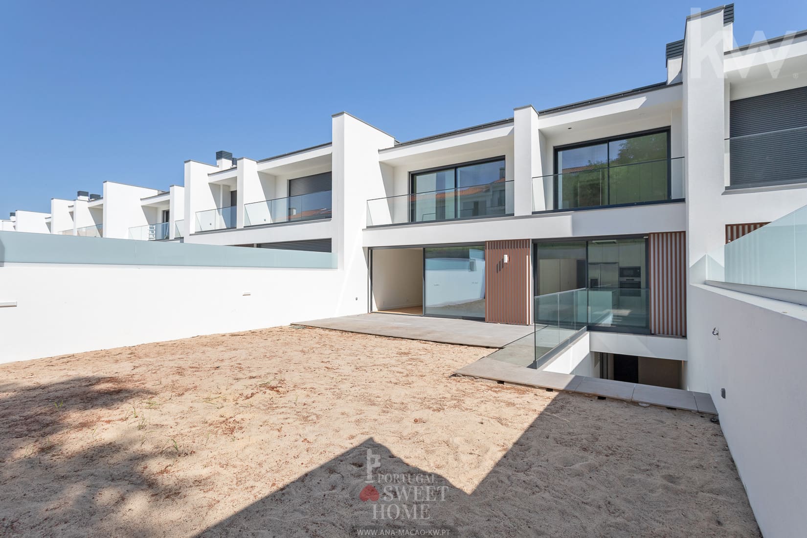 Jardin (70 m2) et terrasse (28 m2) à l'arrière