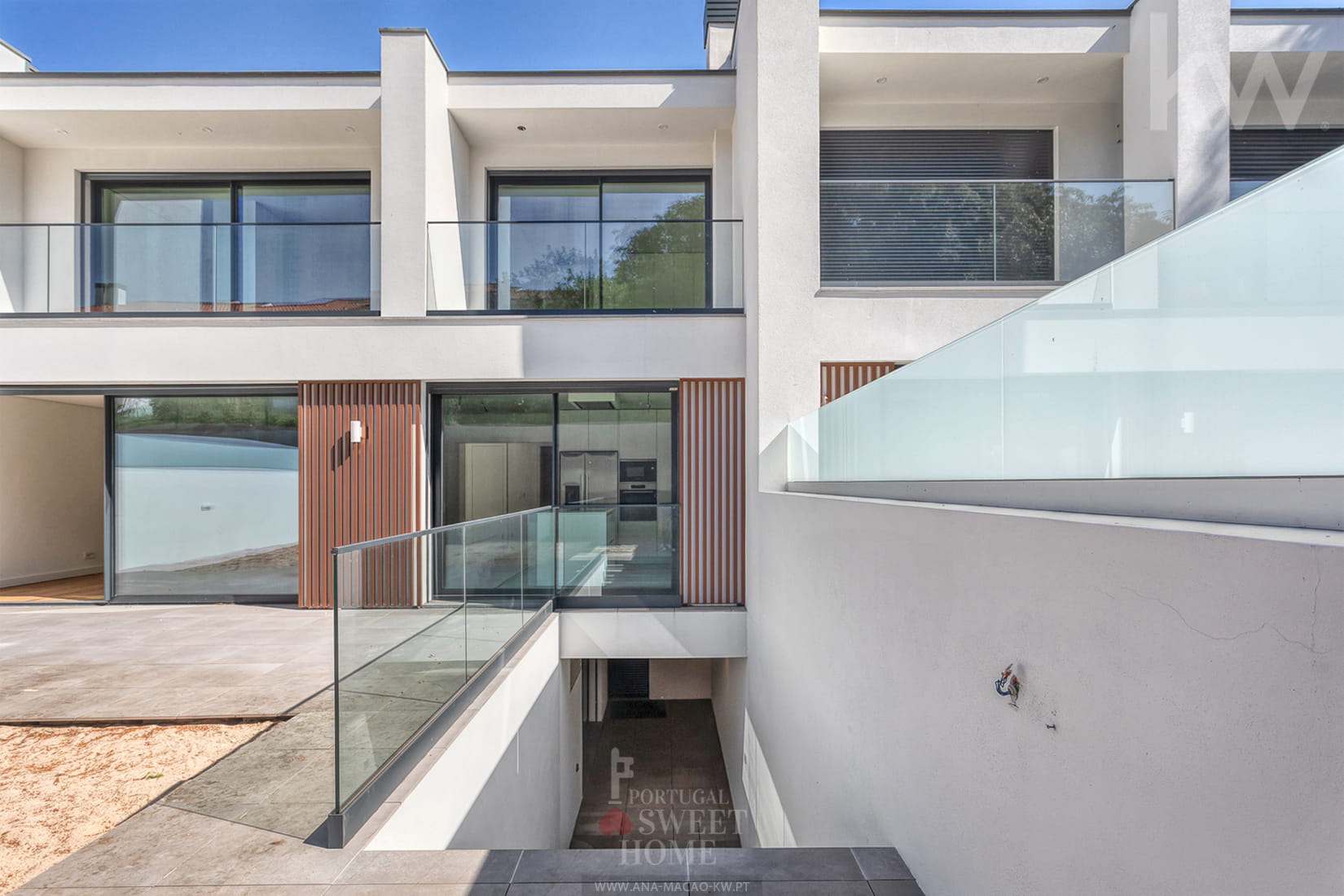 Jardin (70 m2) et terrasse (28 m2) à l'arrière