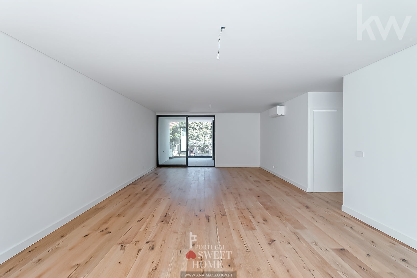 Séjour de 45 m2 avec accès à 2 terrasses et au jardin