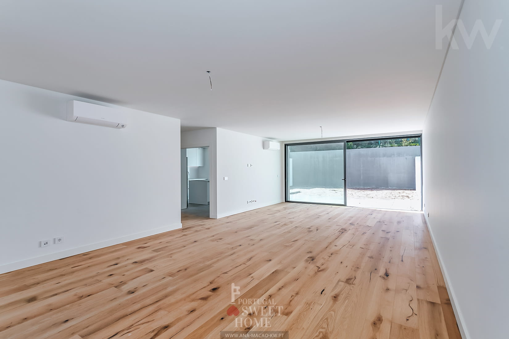 Séjour de 45 m2 avec accès à 2 terrasses et au jardin
