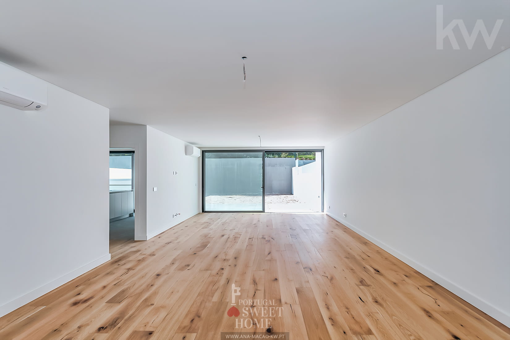 Séjour de 45 m2 avec accès à 2 terrasses et au jardin