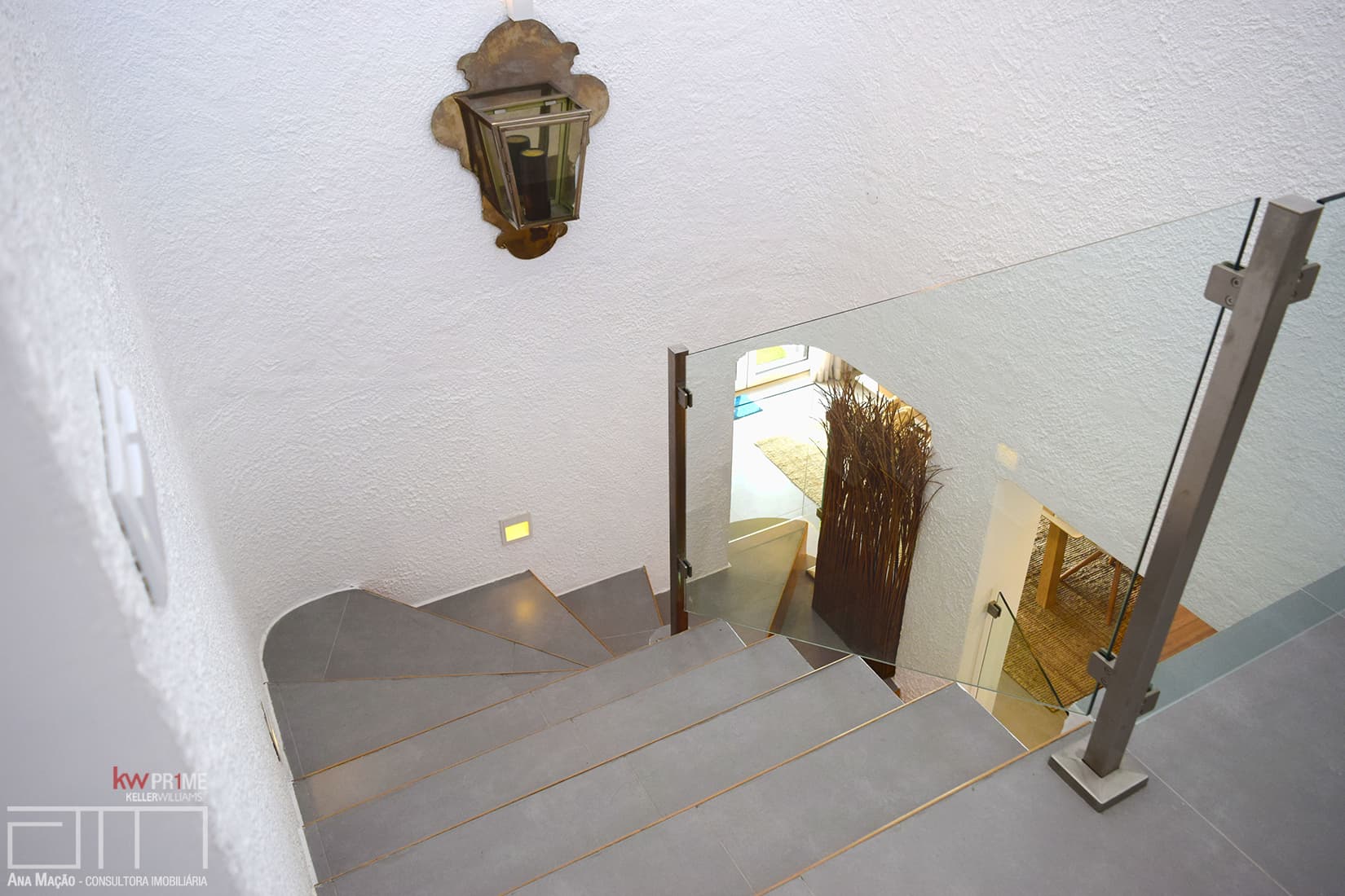 Vista das escadaria de ligação entre os dois pisos