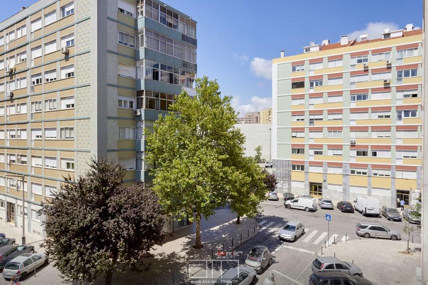 Appartement 3 chambres rénové à côté de Estrada da Luz