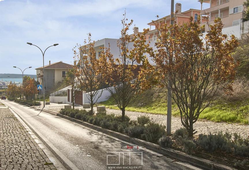 Terrain à Oeiras, avec projet de construction approuvé pour le logement T4