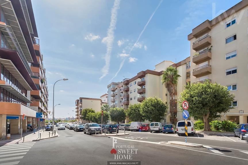 Au Moinho das Antas, à Oeiras, vous trouverez ce lumineux appartement 1 chambre avec vue dégagée