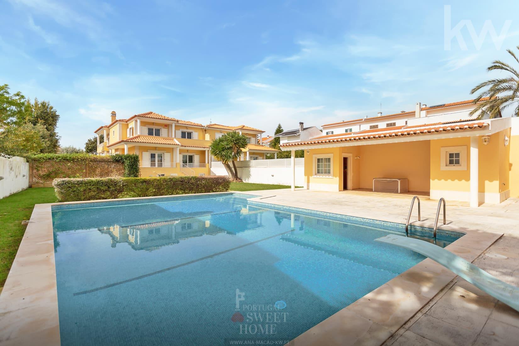 Carcavelos, Lombos Sul - Maison T5 avec Jardin et Piscine (Terrain 800 m2)