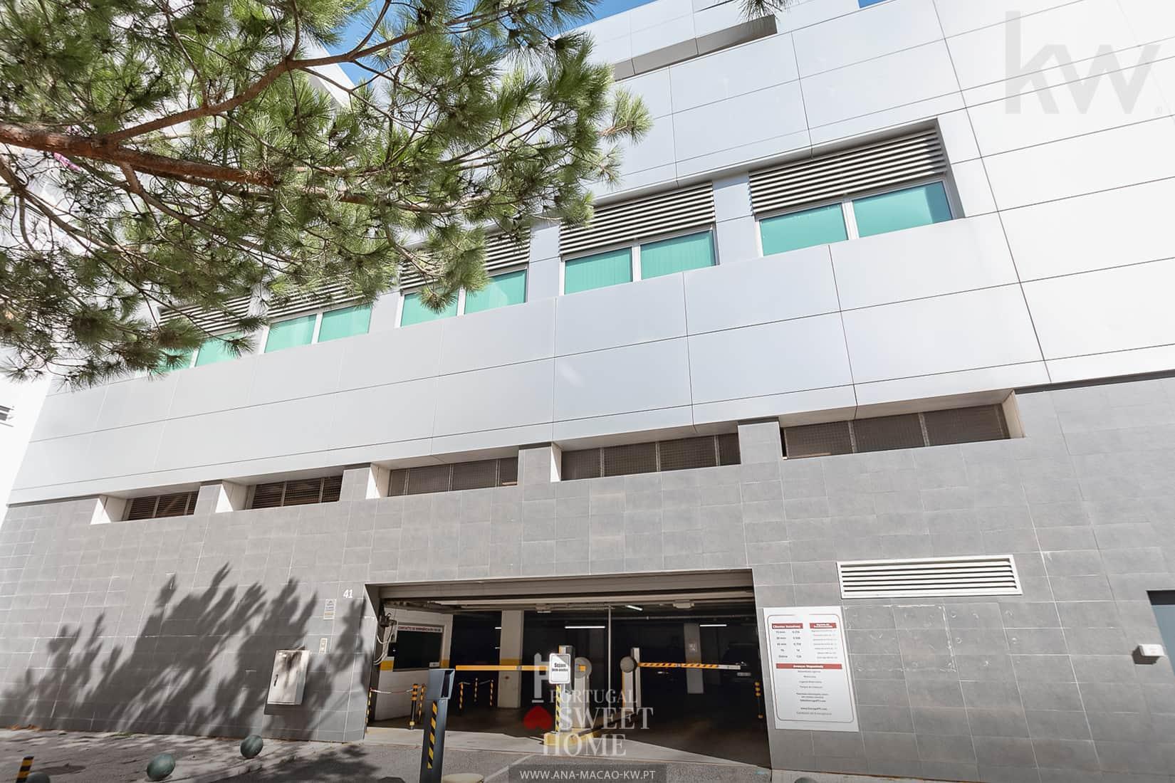 Carnaxide - Covered Parking Lot, for 339 spaces - For Sale