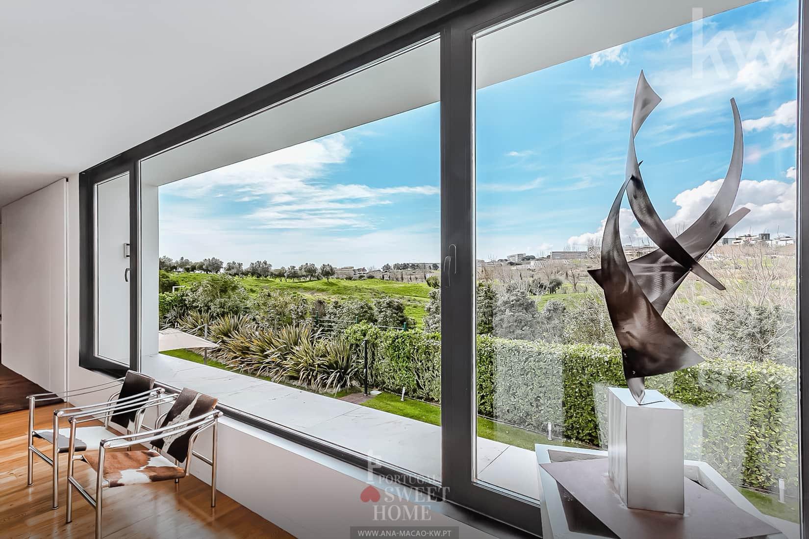 Moradia Exclusiva T4 no Coração do Oeiras Golf & Residence: Luxo, Conforto e Modernidade