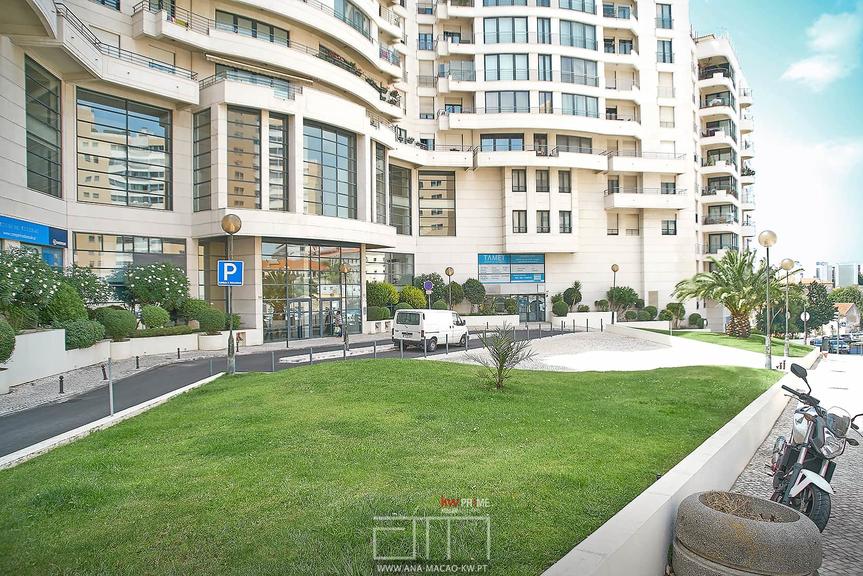 Lisboa - Nova Campolide - Magasinez dans un prestigieux condominium