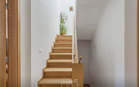 Access corridor to the 2nd floor