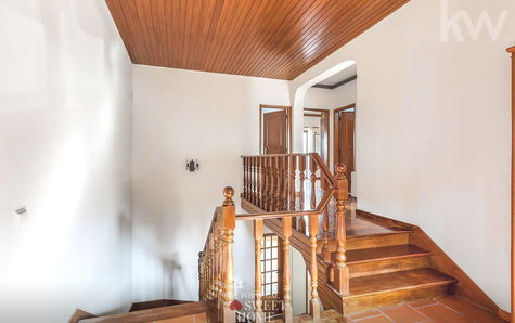 Access corridor to floor 1