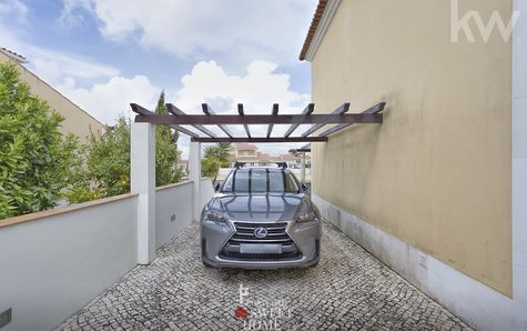 Vista exterior da moradia com 1 lugar de estacionamento