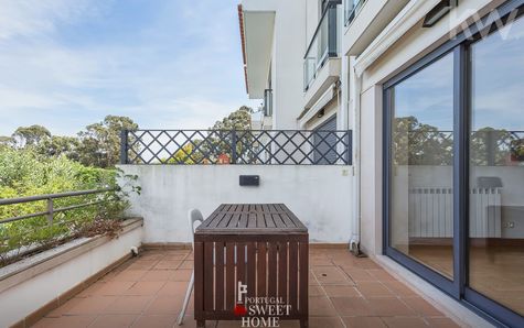 Terraço sobre o jardim e piscina