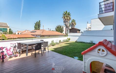 Vue sur le jardin et le patio à l'arrière de la maison