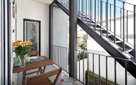 Balcony with access to laundry and terrace