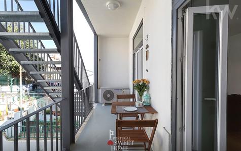 Balcony with access to laundry and terrace