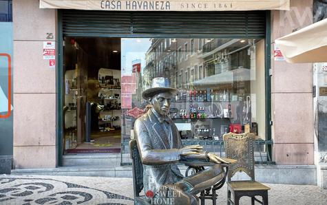 Café a Brasileira with the statue of Fernando Pessoa