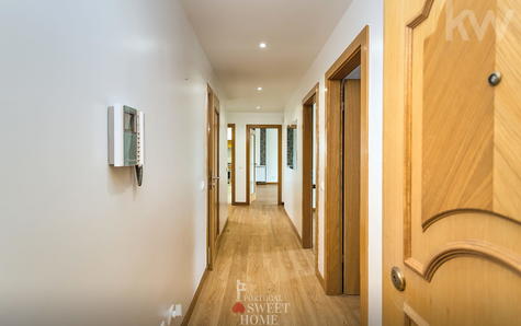 Entrada e corredor do apartamento