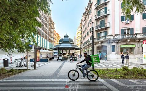 Vue sur la rue du bâtiment