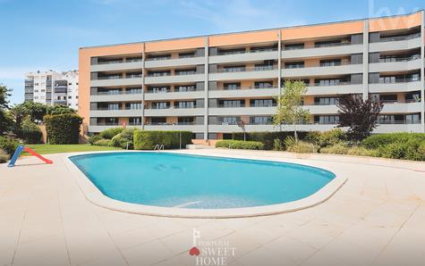 Vue sur la piscine de la copropriété