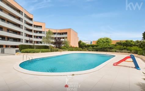 Vue sur la piscine de la copropriété