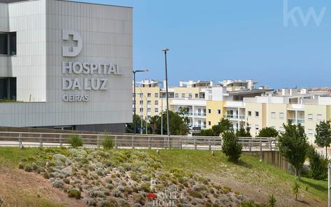 Hôpital da Luz de Oeiras, en face de la propriété