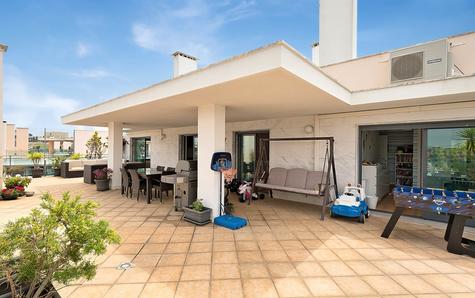 Terraço com pala e zona de lazer