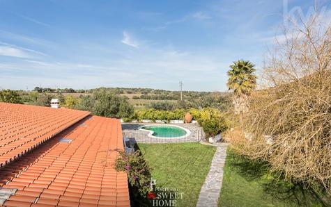 Vue sur le jardin et la piscine