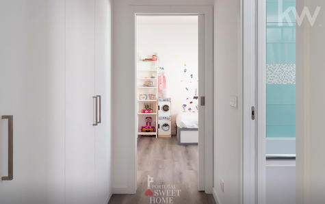 Closet shared between two suites (4.9 m2)